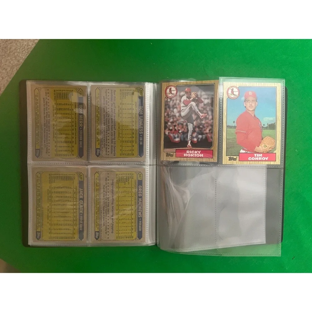 St Louis‎ Cardinals  1987 Topps Team Set with 40 card collector album.